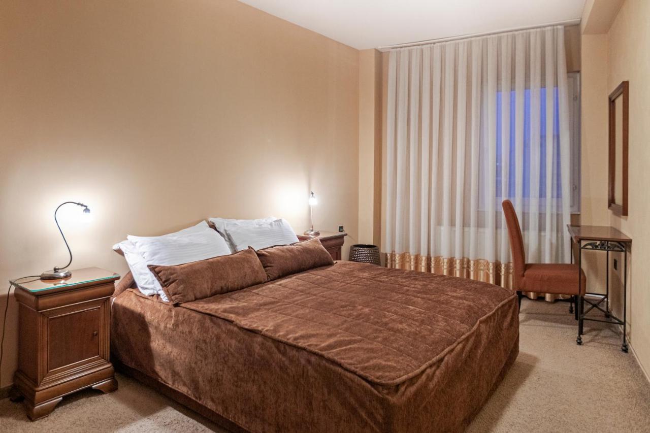 The Regent Club Hotel Ni
